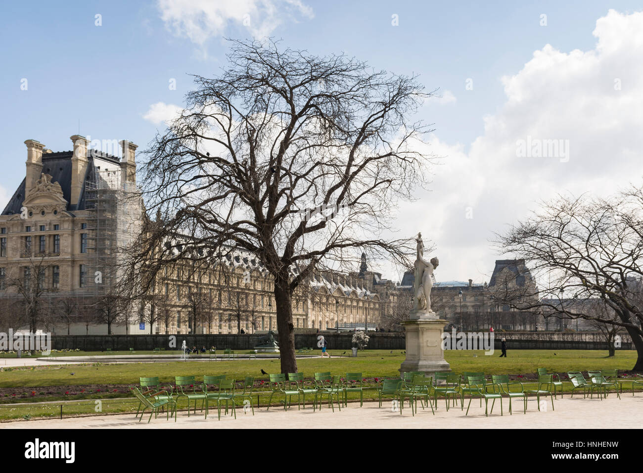 Der Louvre gesehen von der Jardin des Tuileries, Paris, Frankreich Stockfoto