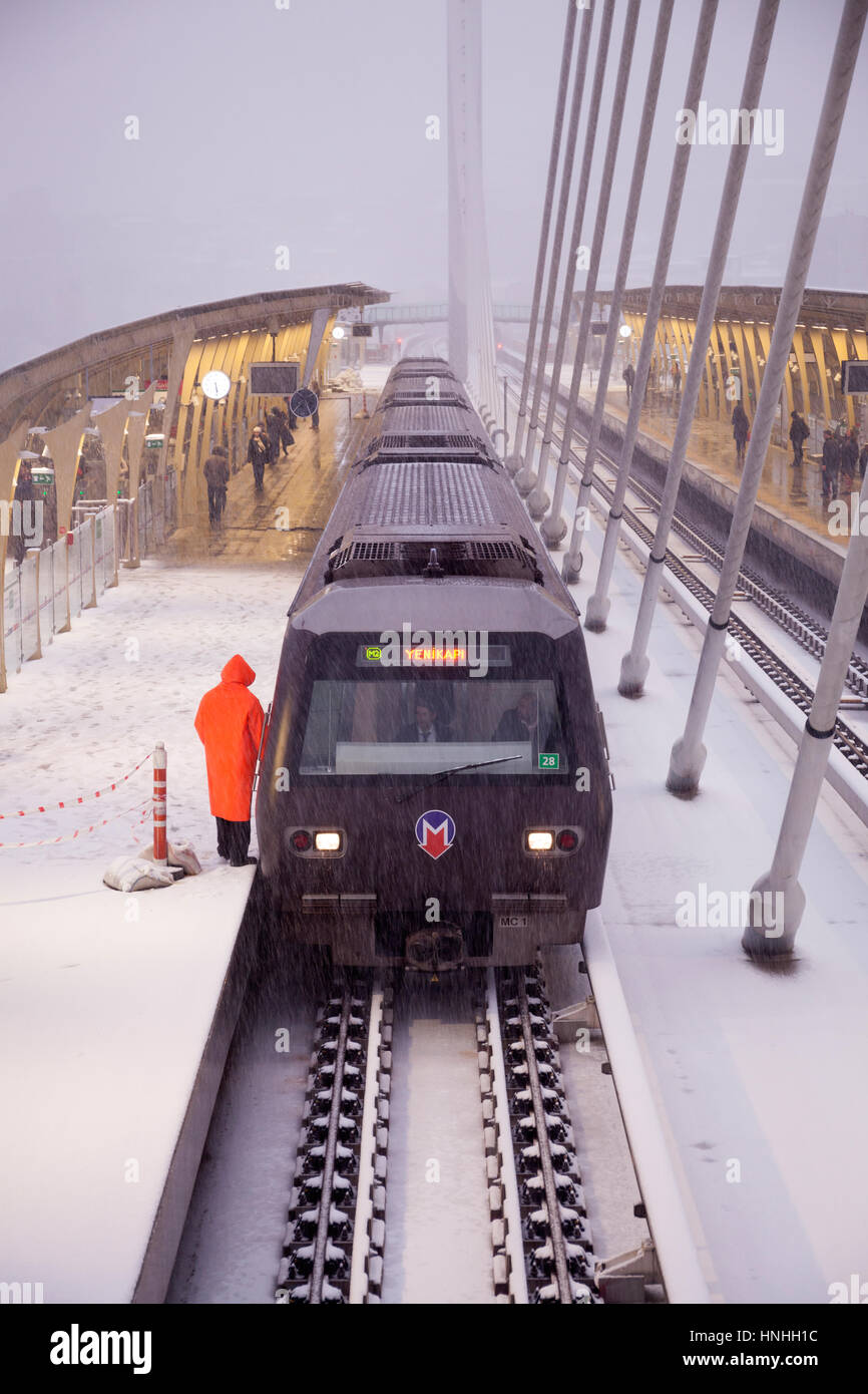 Istanbul, Türkei - 19. Februar 2015: Metro-Zug an der Halic-Brücke Stockfoto