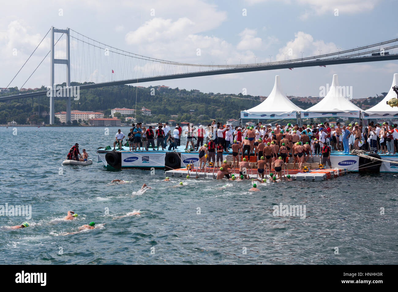 Istanbul, 20. Juli 2014 - die traditionelle 26. Samsung Bosporus Cross Continental Wettschwimmen, mit 1729 Sportler aus 45 Ländern fand vergangenen 21. Juli - berichteten die örtlichen Medien. Stockfoto