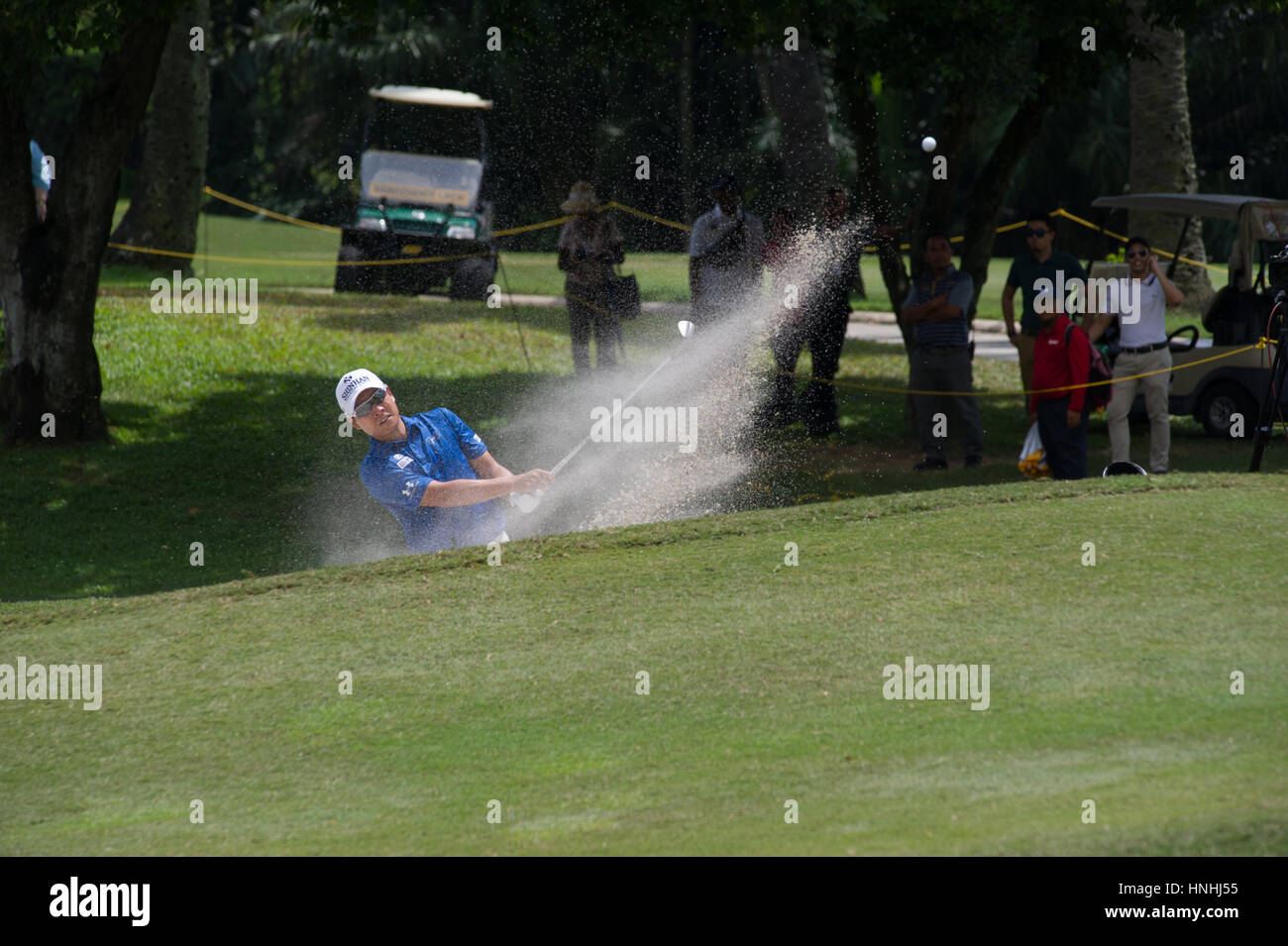 Kuala Lumpur, Malaysia. 12. Februar 2017 Maybank Golf Championship, European Tour, Fabrizion Zanotti dem späteren Sieger, chips aus dem Bunker am 8. Loch während der Endrunde bei der Maybank Championship im Saujana Golf & Country Club. Bildnachweis: Flashspix/Alamy Live-Nachrichten Stockfoto