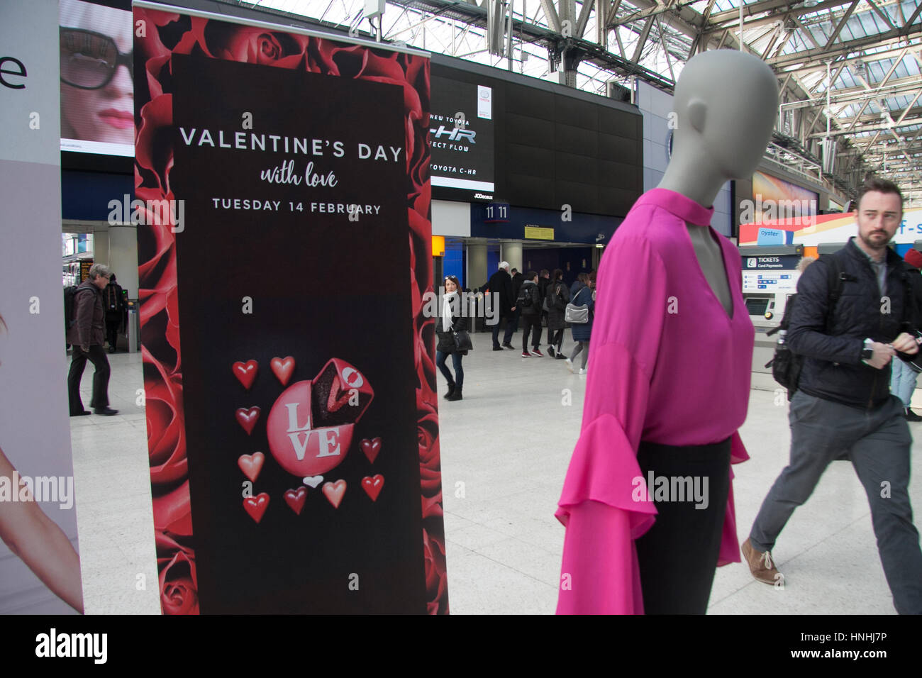 London UK. 13. Februar 2017. Ein Stall von Marks and Spencer Bekleidung Einzelhandel fördert Valentinstag an der Waterloo station Stockfoto