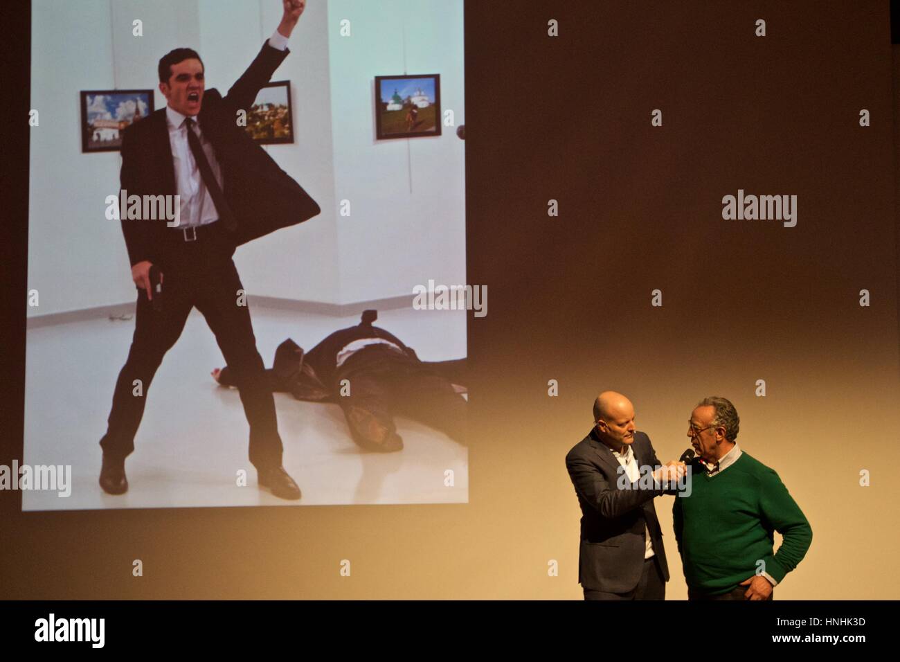 Amsterdam, Niederlande. 13. Februar 2017. Türkische Fotograf Burhan Ozbilici (R) spricht in einem Interview in Amsterdam, die Niederlande, am 13. Februar 2017. Ozbilici gewann den World Press Photo 2017-Wettbewerb mit seinem Bild zeigt die Ermordung des russischen Botschafters am 19. Dezember 2016, der World Press Photo Foundation in Amsterdam hat am Montag angekündigt. Bildnachweis: Sylvia Lederer/Xinhua/Alamy Live-Nachrichten Stockfoto