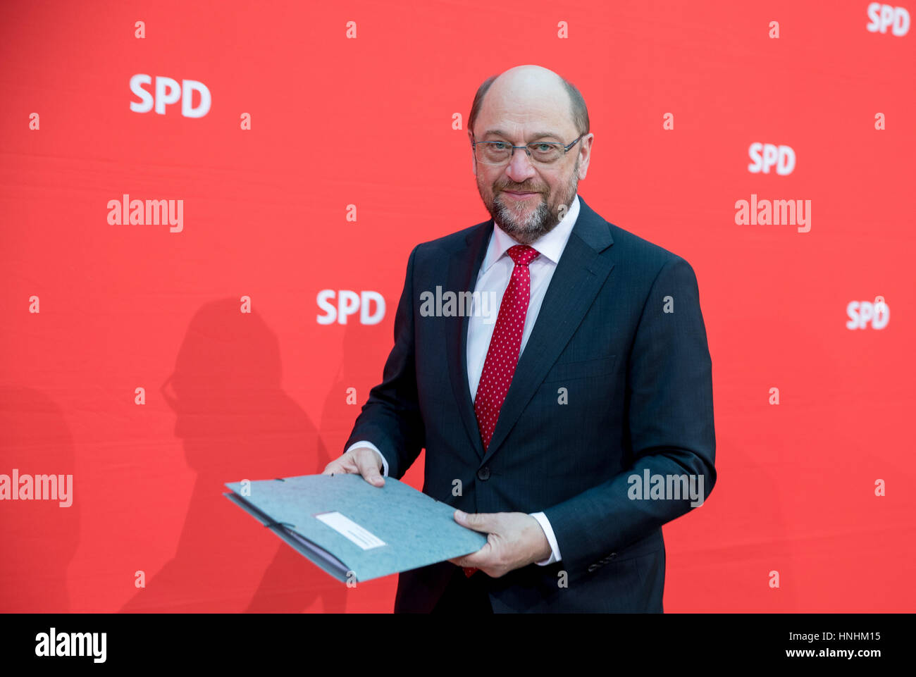 SPD Kanzlerkandidaten Martin Schulz kommt beim Start von der SPD Verzeichnis Vorstandssitzung in der Parteizentrale in Berlin, Deutschland, 13. Februar 2017. Foto: Kay Nietfeld/dpa Stockfoto