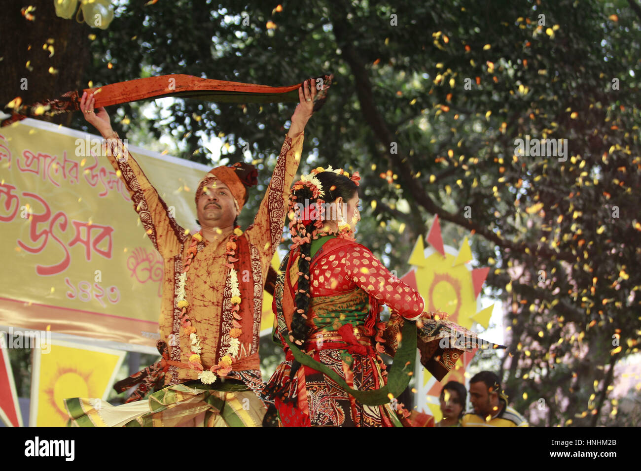 Dhaka, Bangladesch. 13. Februar 2017. Bangladeshi Künstler führen Tanz anlässlich der Pahela Falgun (erster Tag des Frühlings) auf dem Campus der Universität von Dhaka in Dhaka, Bangladesch, 13. Februar 2017. In Bangladesch Pahela Kongresspartei zeichnet mit bunten Feier und traditionell, Frauen tragen gelbe Saris und Mann Verschleiß Panjabi, diesen Tag zu feiern. Feier des Pahela Falgun wird als Bosonto Utsob bezeichnet. Bildnachweis: Suvra Kanti Das/ZUMA Draht/Alamy Live-Nachrichten Stockfoto