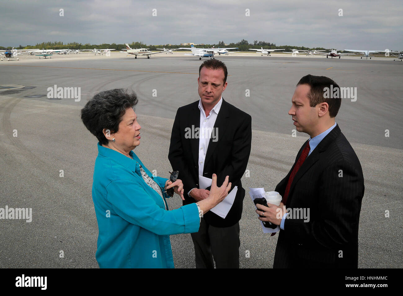 Florida, USA. 13. Februar 2017. Jonathan Miller (Mitte), Präsident der stellaren Aviation Group, spricht mit Kongressabgeordnete Lois Frankel (links) und Palm Beach County Kommissar Dave Kerner (rechts) Montag, 13. Februar 2017 nach einer Pressekonferenz auf Lantana Flughafen, die Auswirkung auf die lokale Luftfahrt Unternehmen während Präsident Trump Besuche in Palm Beach County. Bildnachweis: Bruce R. Bennett/der Palm Beach Post/ZUMA Draht/Alamy Live-Nachrichten Stockfoto