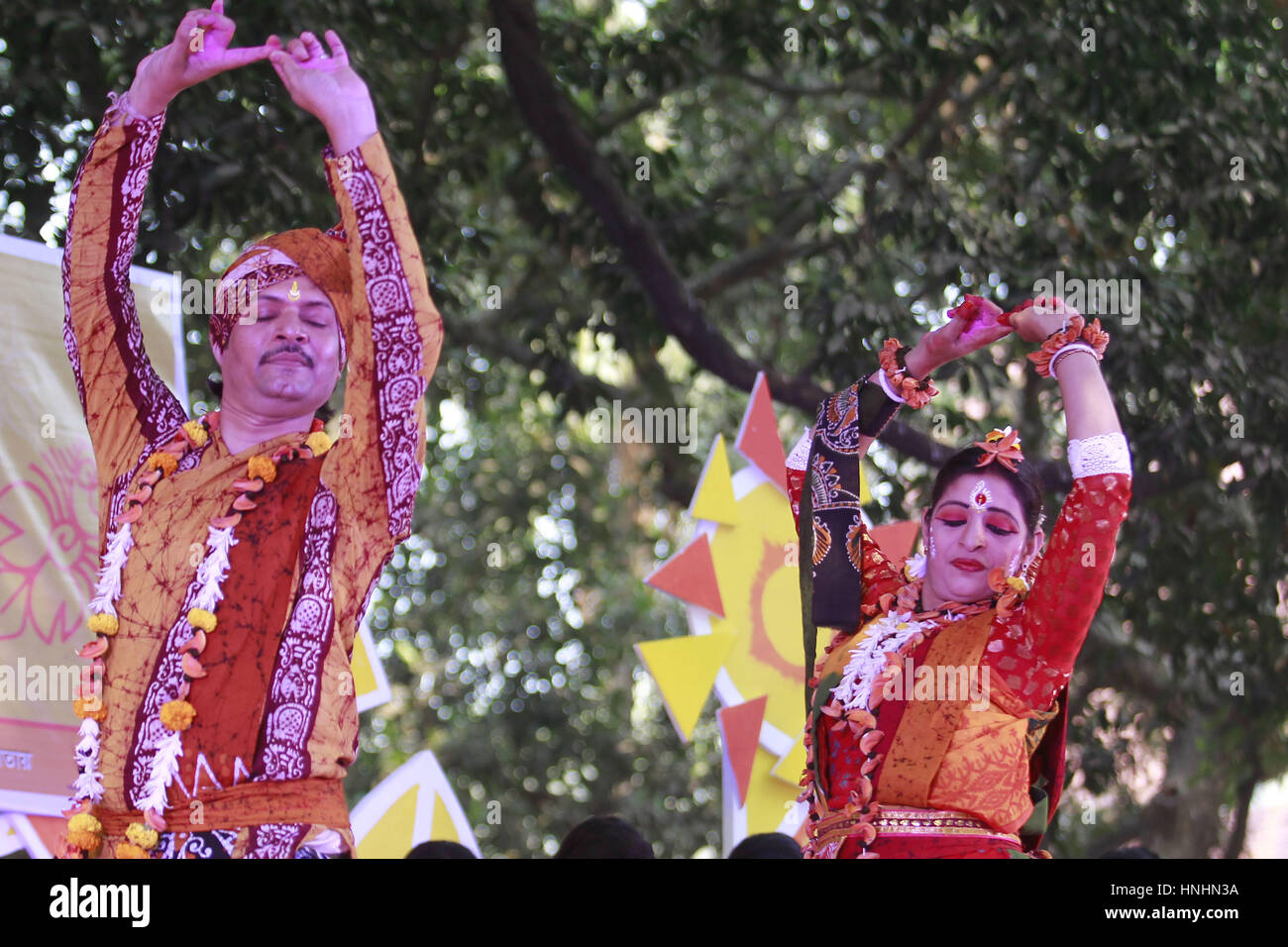 Dhaka, Bangladesch. 13. Februar 2017. Bangladeshi Künstler führen Tanz anlässlich der Pahela Falgun (erster Tag des Frühlings) auf dem Campus der Universität von Dhaka in Dhaka, Bangladesch, 13. Februar 2017. In Bangladesch Pahela Kongresspartei zeichnet mit bunten Feier und traditionell, Frauen tragen gelbe Saris und Mann Verschleiß Panjabi, diesen Tag zu feiern. Feier des Pahela Falgun wird als Bosonto Utsob bezeichnet. Bildnachweis: Suvra Kanti Das/ZUMA Draht/Alamy Live-Nachrichten Stockfoto