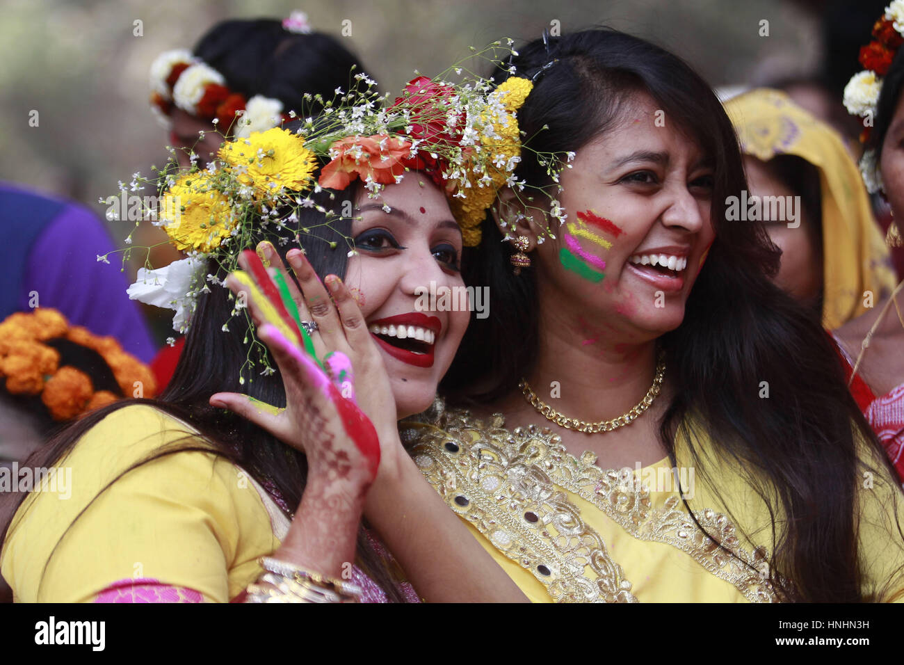 Dhaka, Bangladesch. 13. Februar 2017. Eine Bangladeshi Mädchen posieren für Fotos während der Feier des Pahela Falgun (Frühlingsfest) in Dhaka, Bangladesch, 13. Februar 2017. In Bangladesch Pahela Kongresspartei zeichnet mit bunten Feier und traditionell, Frauen tragen gelbe Saris und Mann Verschleiß Panjabi, diesen Tag zu feiern. Feier des Pahela Falgun wird als Bosonto Utsob bezeichnet. Bildnachweis: Suvra Kanti Das/ZUMA Draht/Alamy Live-Nachrichten Stockfoto