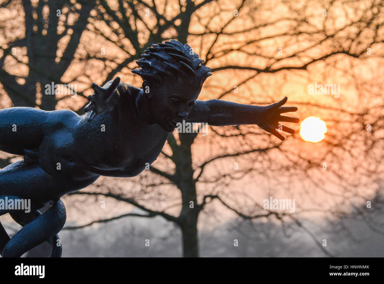 Hyde Park, London, UK. 13. Februar 2017. Joy of Life Brunnen. Die Sonne geht im Hyde Park. Bildnachweis: Matthew Chattle/Alamy Live-Nachrichten Stockfoto