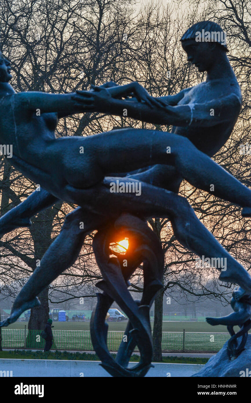 Hyde Park, London, UK. 13. Februar 2017. Joy of Life Brunnen. Die Sonne geht im Hyde Park. Bildnachweis: Matthew Chattle/Alamy Live-Nachrichten Stockfoto