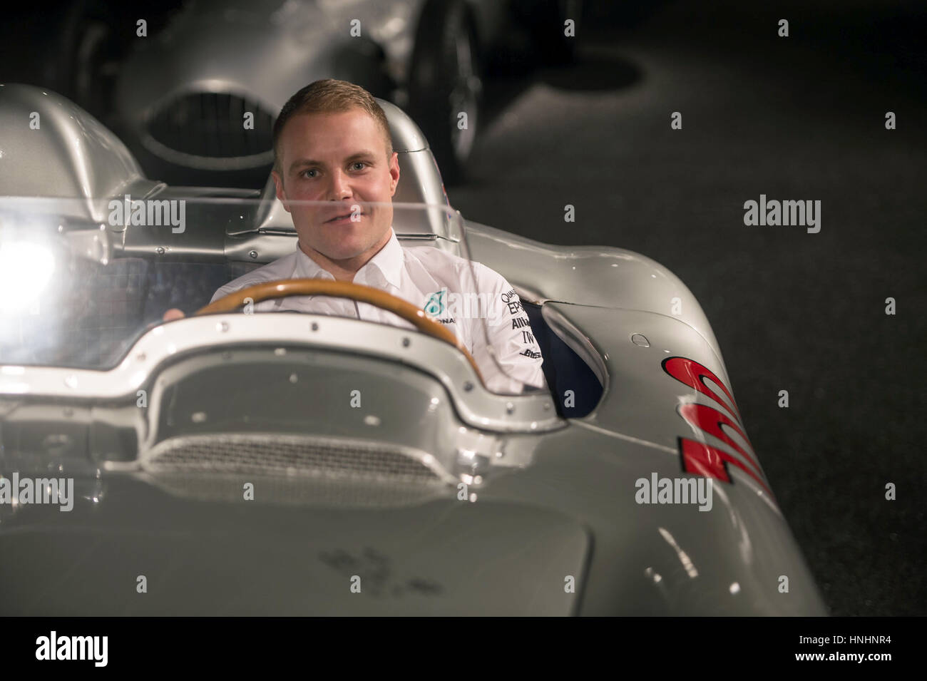 Stuttgart, Deutschland. 13. Februar 2017. Der neue Mercedes-Pilot Valtteri Bottas sitzt in einem Mercedes-Benz 300 SLR während einer Pressekonferenz im Mercedes-Benz Museum in Stuttgart, Deutschland, 13. Februar 2017. Foto: Franziska Kraufmann/Dpa/Alamy Live News Stockfoto