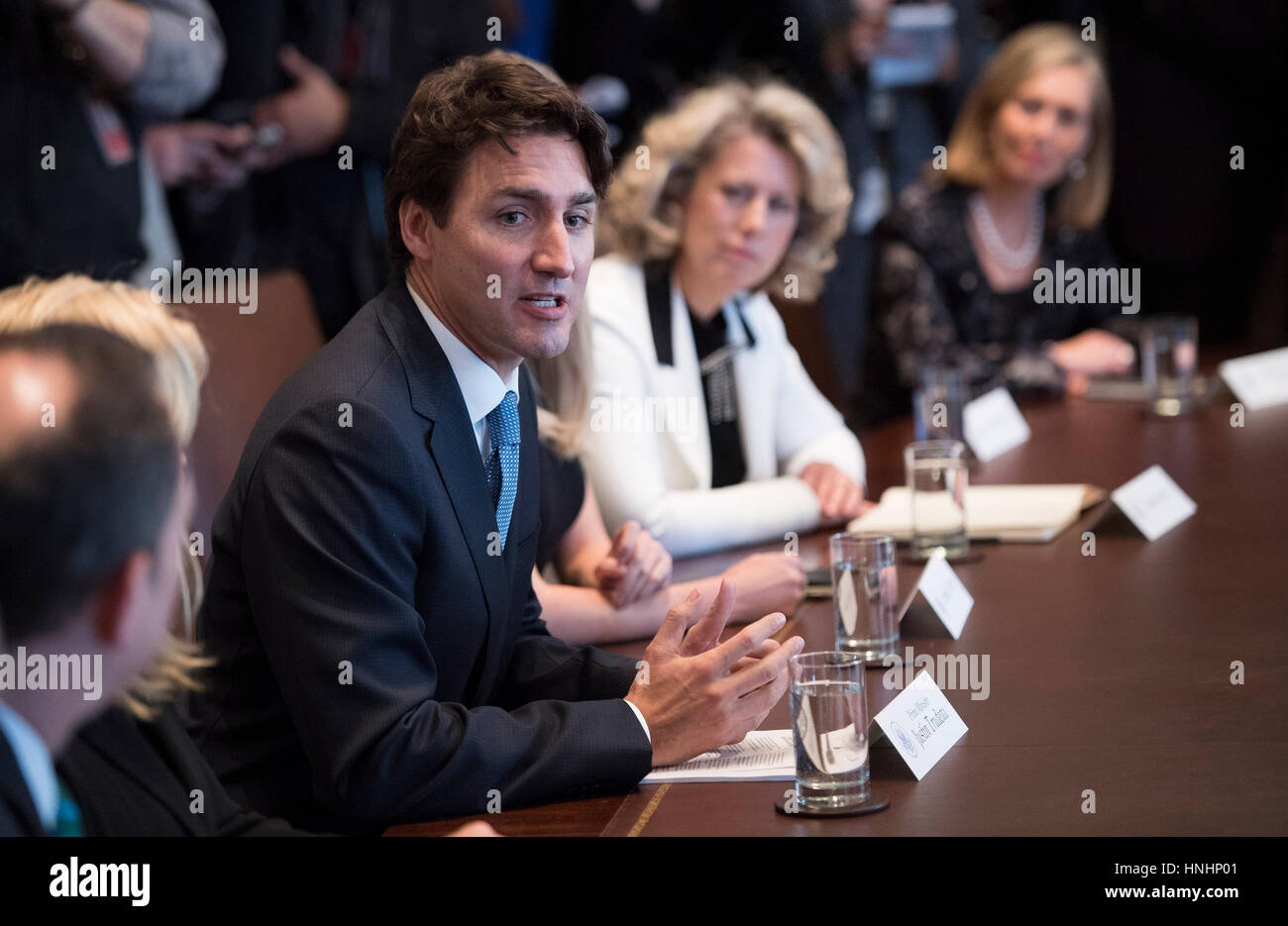 Washington, DC, USA. 13. Februar 2017. Der kanadische Premierminister Justin Trudeau beteiligt sich an einen runden Tisch zur Förderung von Unternehmerinnen und Unternehmern mit Präsident Donald Trump, im Weißen Haus in Washington, DC auf 13. Februar 2017. Bildnachweis: MediaPunch Inc/Alamy Live-Nachrichten Stockfoto