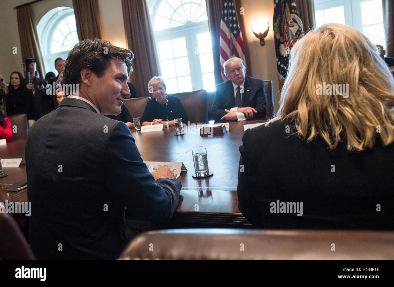 Washington, DC, USA. 13. Februar 2017. Vereinigte Staaten Präsident Donald Trump (C) und der kanadische Premierminister Trudeau vorne links) beteiligt sich an einen runden Tisch zur Förderung von Unternehmerinnen und Unternehmern, im Weißen Haus in Washington, DC auf 13. Februar 2017. Bildnachweis: MediaPunch Inc/Alamy Live-Nachrichten Stockfoto