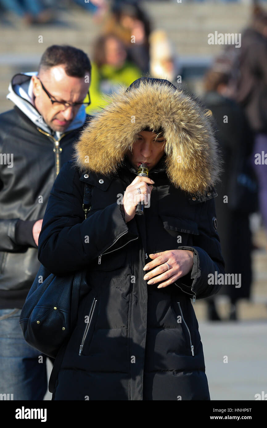 Westminster, London, UK. 13. Februar 2017. Großbritannien Wetter. Touristen in Westminster an einem sonnigen aber kalten und windigen Tag in der Hauptstadt. Bildnachweis: Dinendra Haria/Alamy Live-Nachrichten Stockfoto