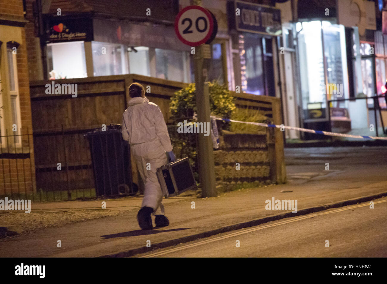 Oxford, UK. 13. Februar 2017. Polizei-Vorfall geschlossen stark befahrenen Straße in Headington, Oxford Credit: Pete Lusabia/Alamy Live News Stockfoto