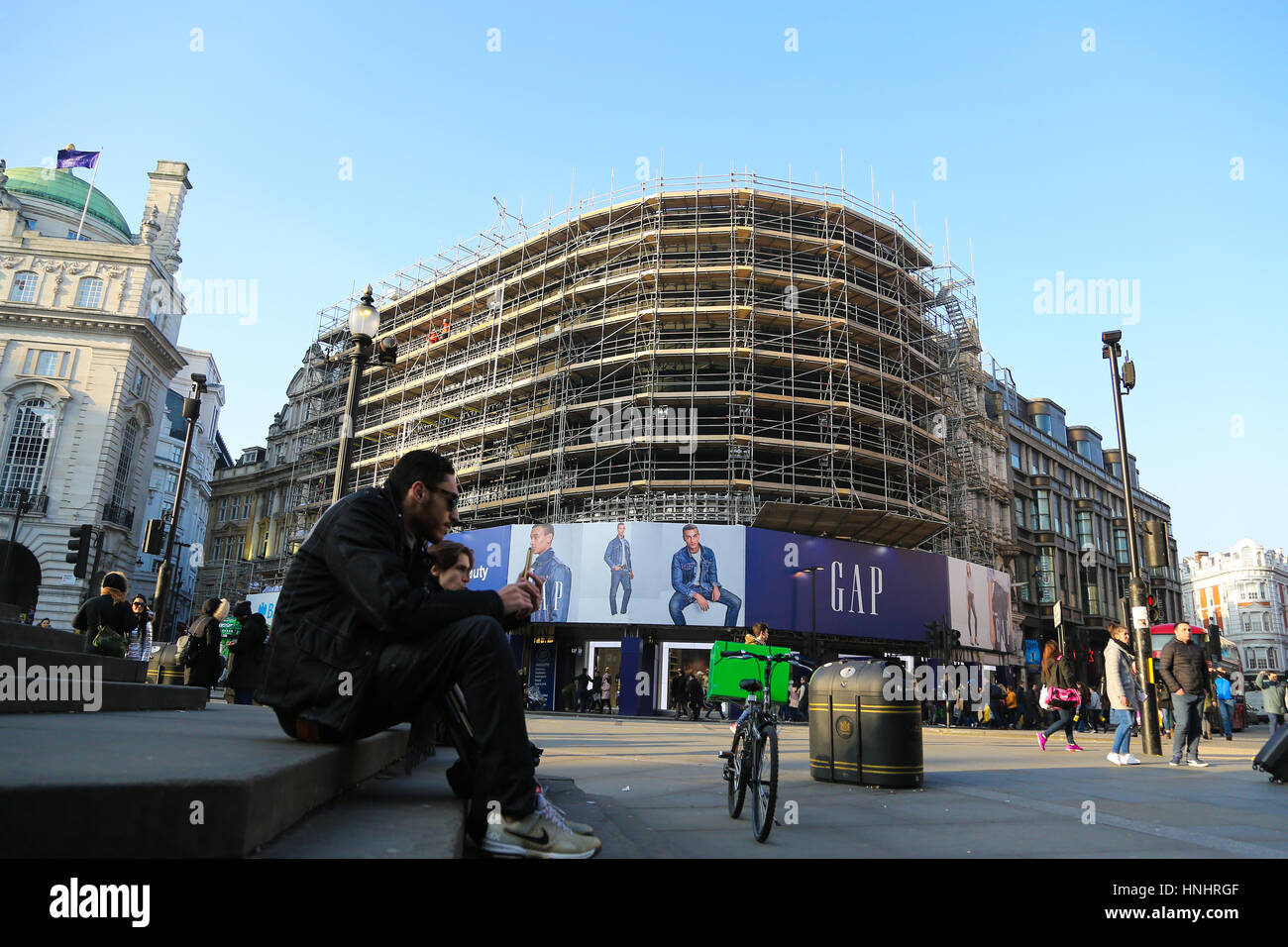 Piccadilly Circus, London, UK. 13. Februar 2017. Die Werbung Plakatwand Lichter am Piccadilly Circus sind im Gerüstbau während ihrer Sanierung abgedeckt. Letzten Monat zum ersten Mal seit dem zweiten Weltkrieg wurden die Lichter ausgeschaltet. Die Lichter noch nie gegangen, mit Ausnahme von Stromausfällen und Sonderveranstaltungen. Bildnachweis: Dinendra Haria/Alamy Live-Nachrichten Stockfoto