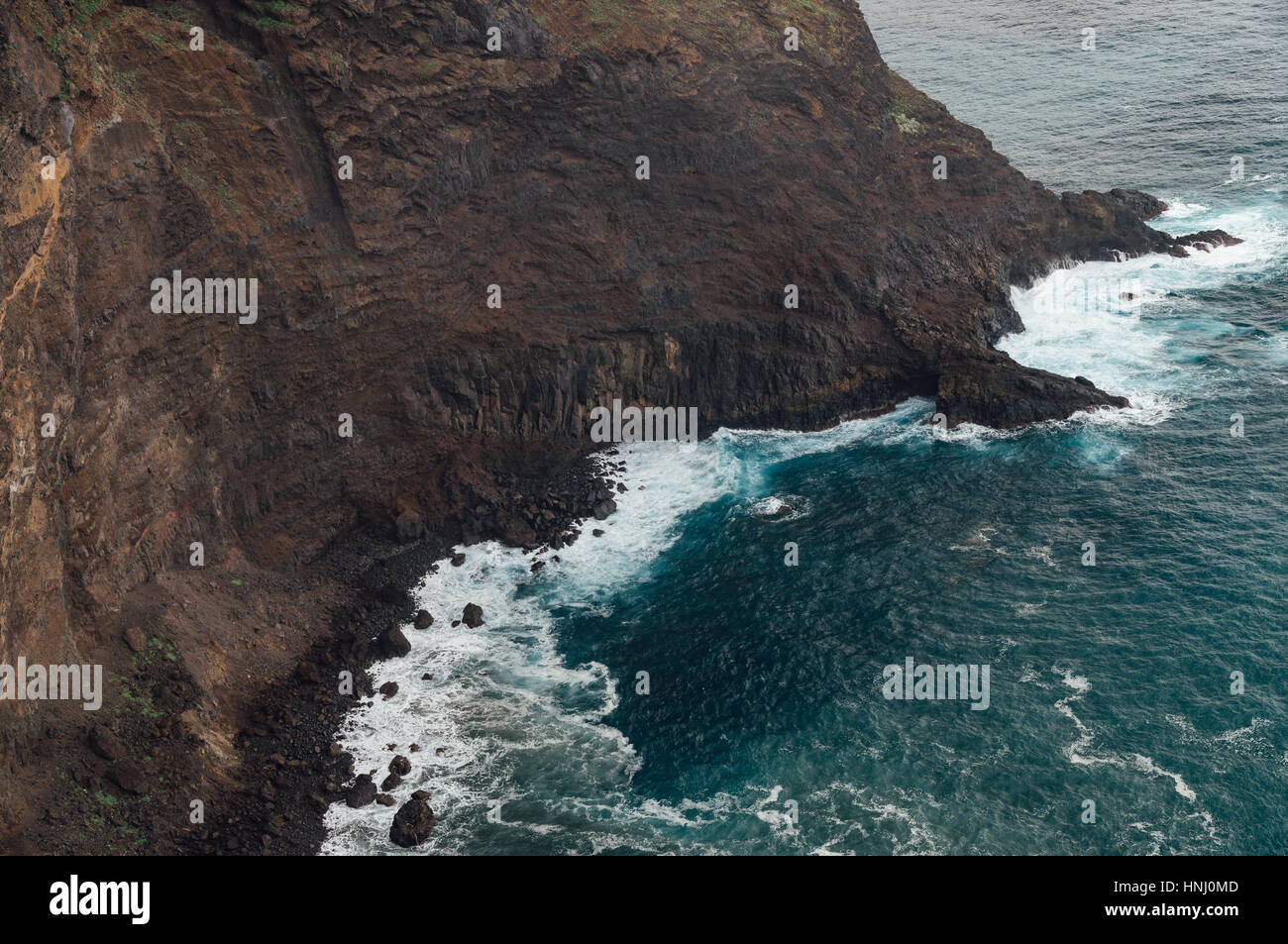 Gefahr Felsküste, stürmisches Wetter mit großen Wellen, Ansicht von oben Stockfoto