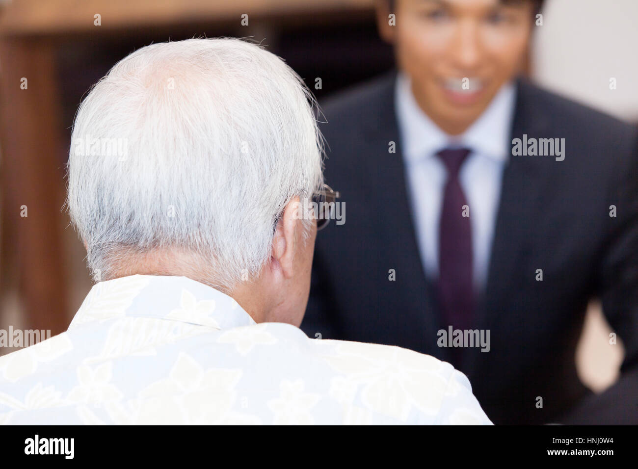 Ein Vertriebsmitarbeiter und altes Ehepaar Stockfoto