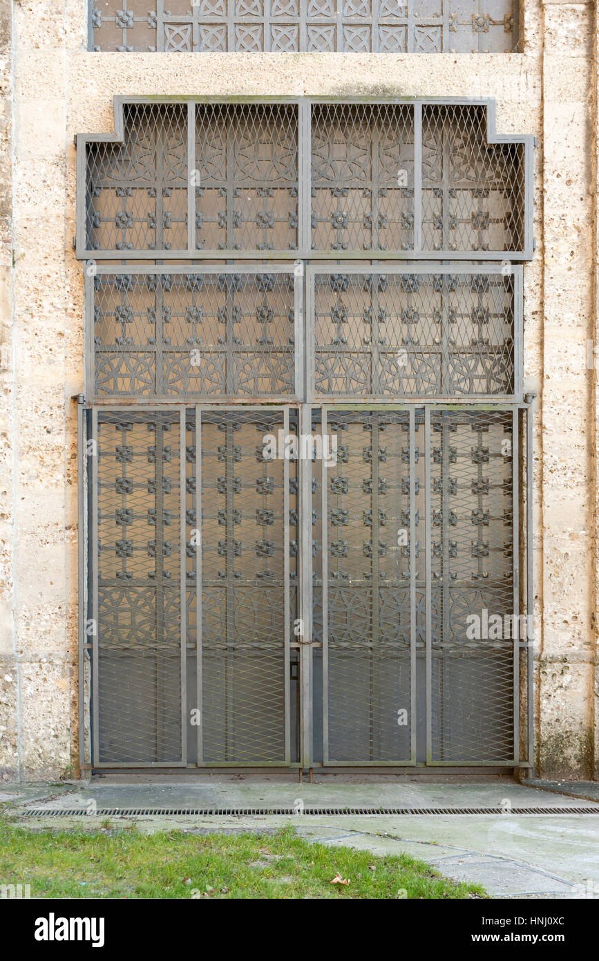 geriebener verzierte Tür am historischen Krafthaus am Trezzo über Fluss Adda, Italien Stockfoto