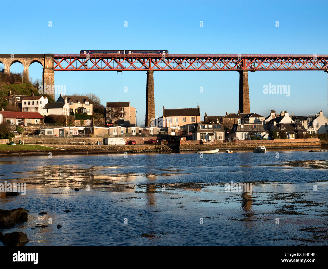 Personenzug der Forth-Brücke in North Queensferry Fife Schottland Stockfoto