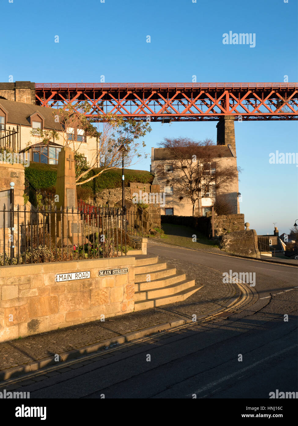 Die Forth Bridge erhebt sich über der Hauptstraße am North Queensferry Fife Schottland Stockfoto