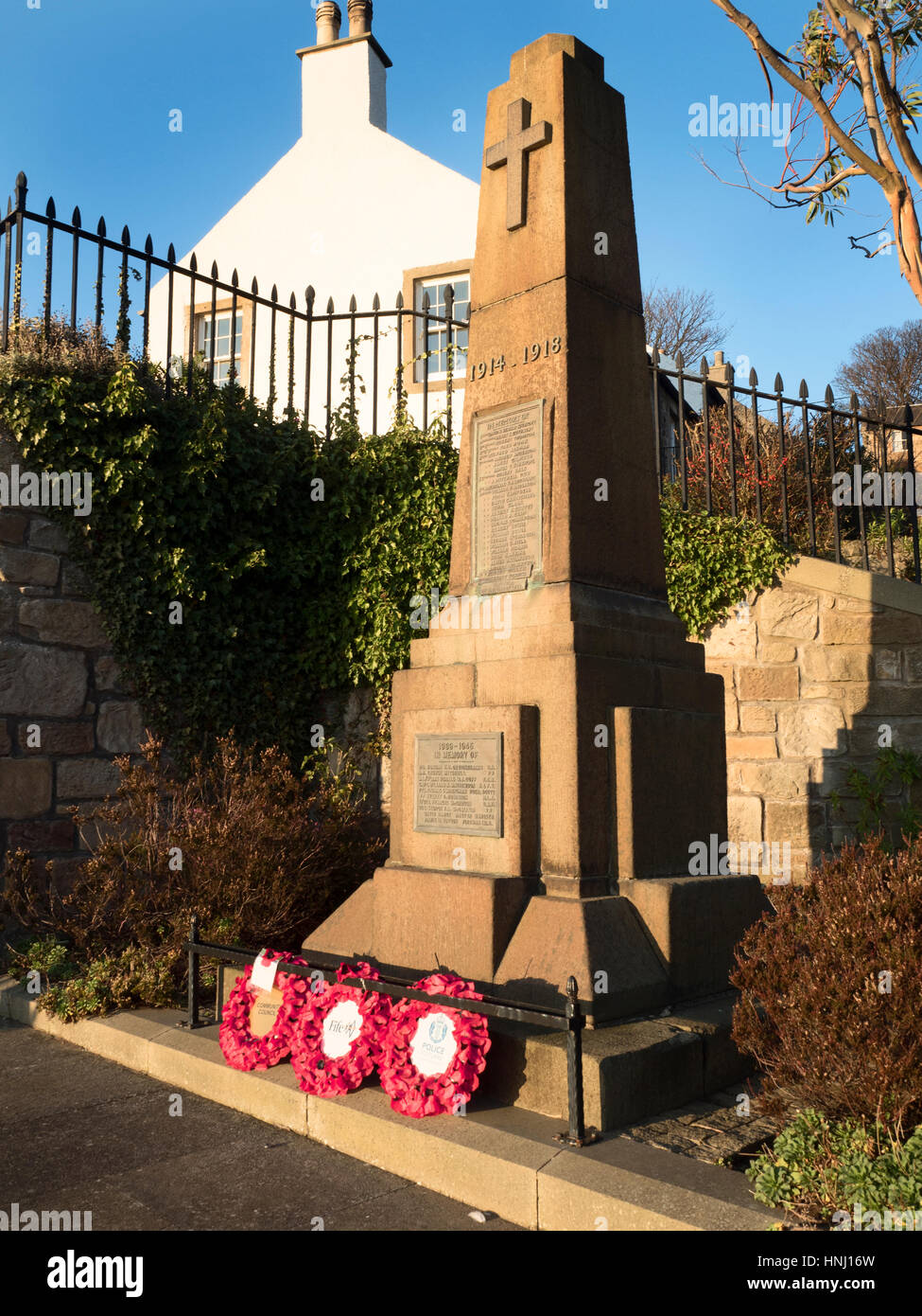 Mohn Kränze am Kriegerdenkmal in North Queensferry Fife Schottland Stockfoto