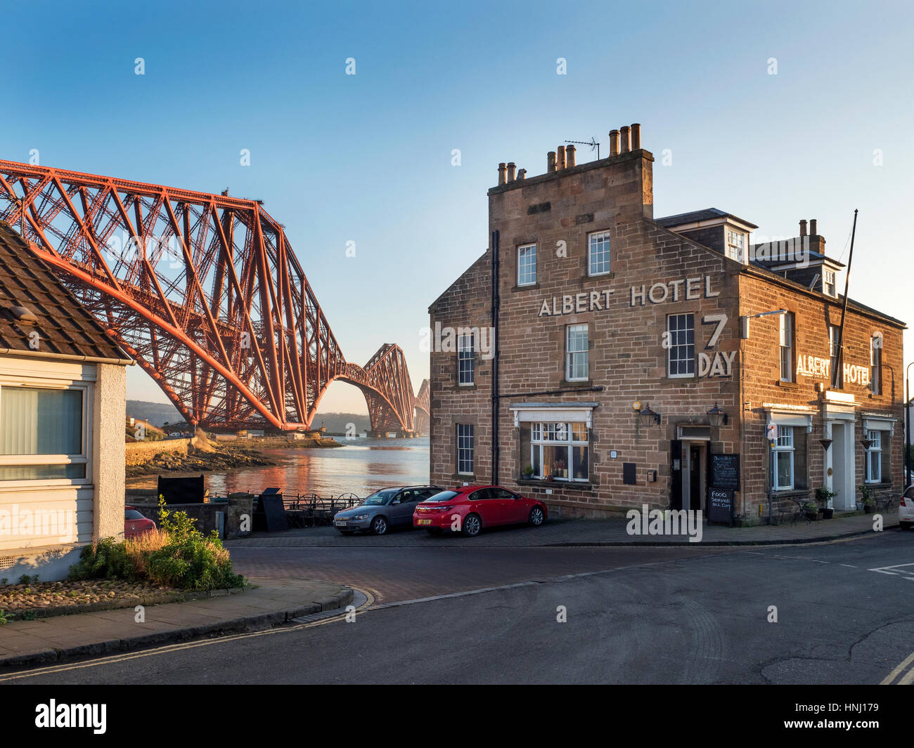 Forth Bridge und Albert Hotel in North Queensferry Fife Schottland Stockfoto