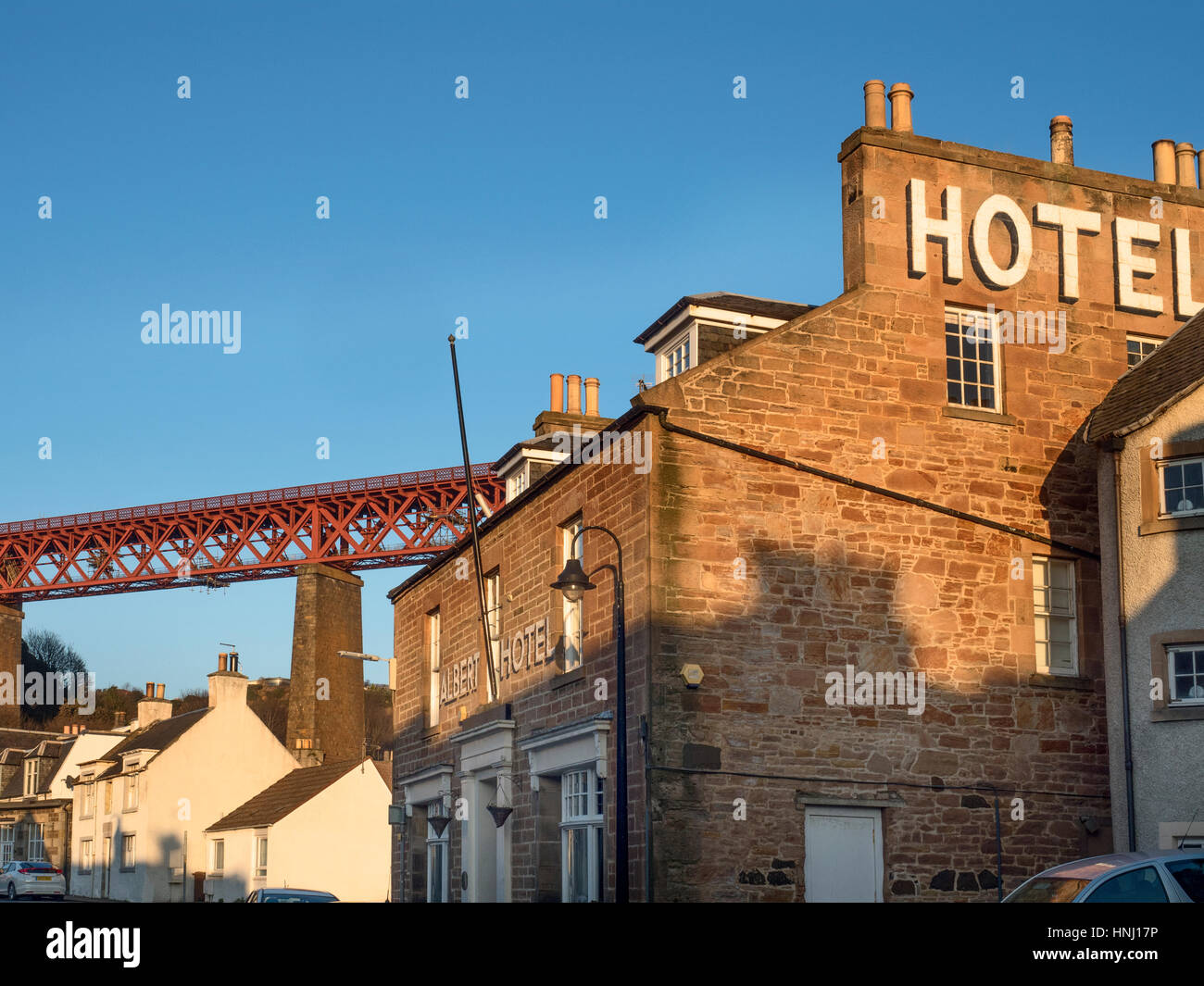 Forth Bridge und Albert Hotel in North Queensferry Fife Schottland Stockfoto