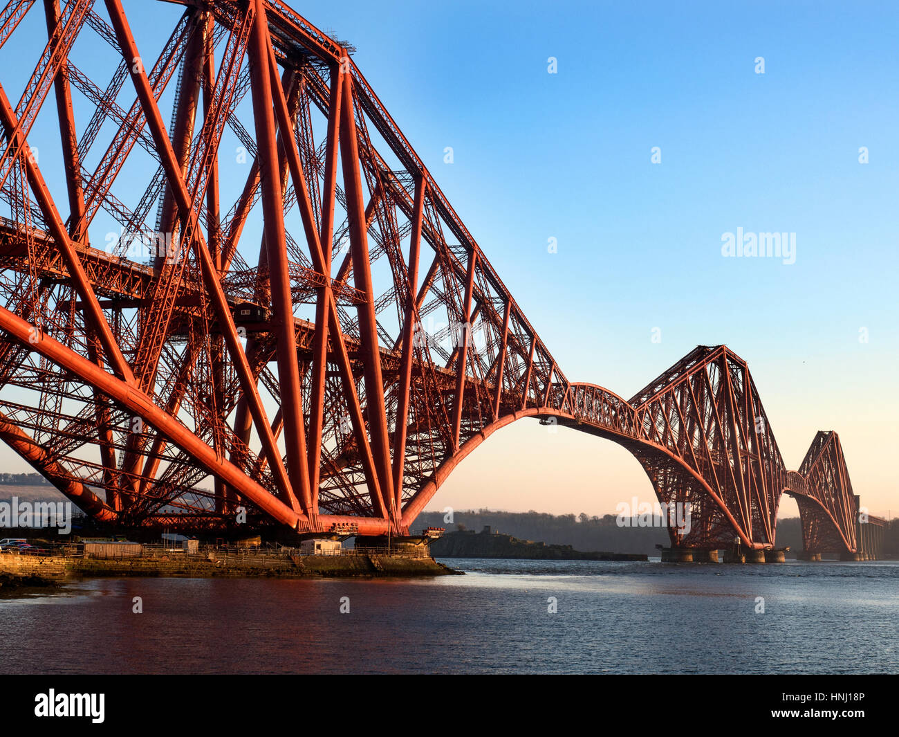 Forth Bridge von South Bay an der North Queensferry Fife Schottland Stockfoto