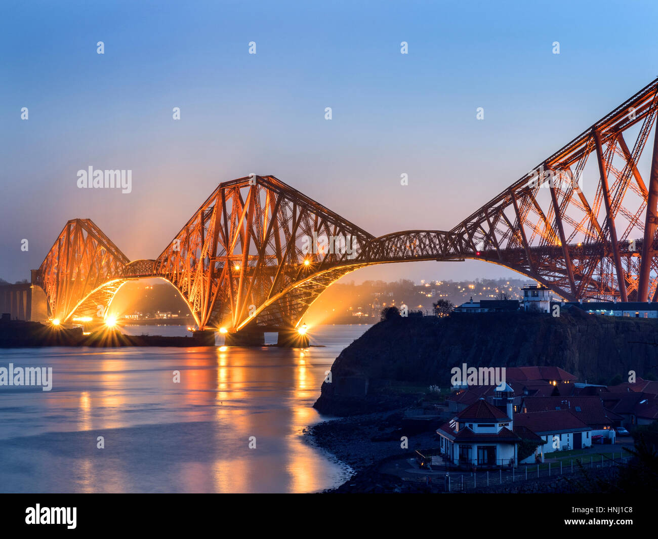 Forth Bridge in der Abenddämmerung von der Fife Coast Path in der Nähe von North Queensferry Fife Schottland Stockfoto