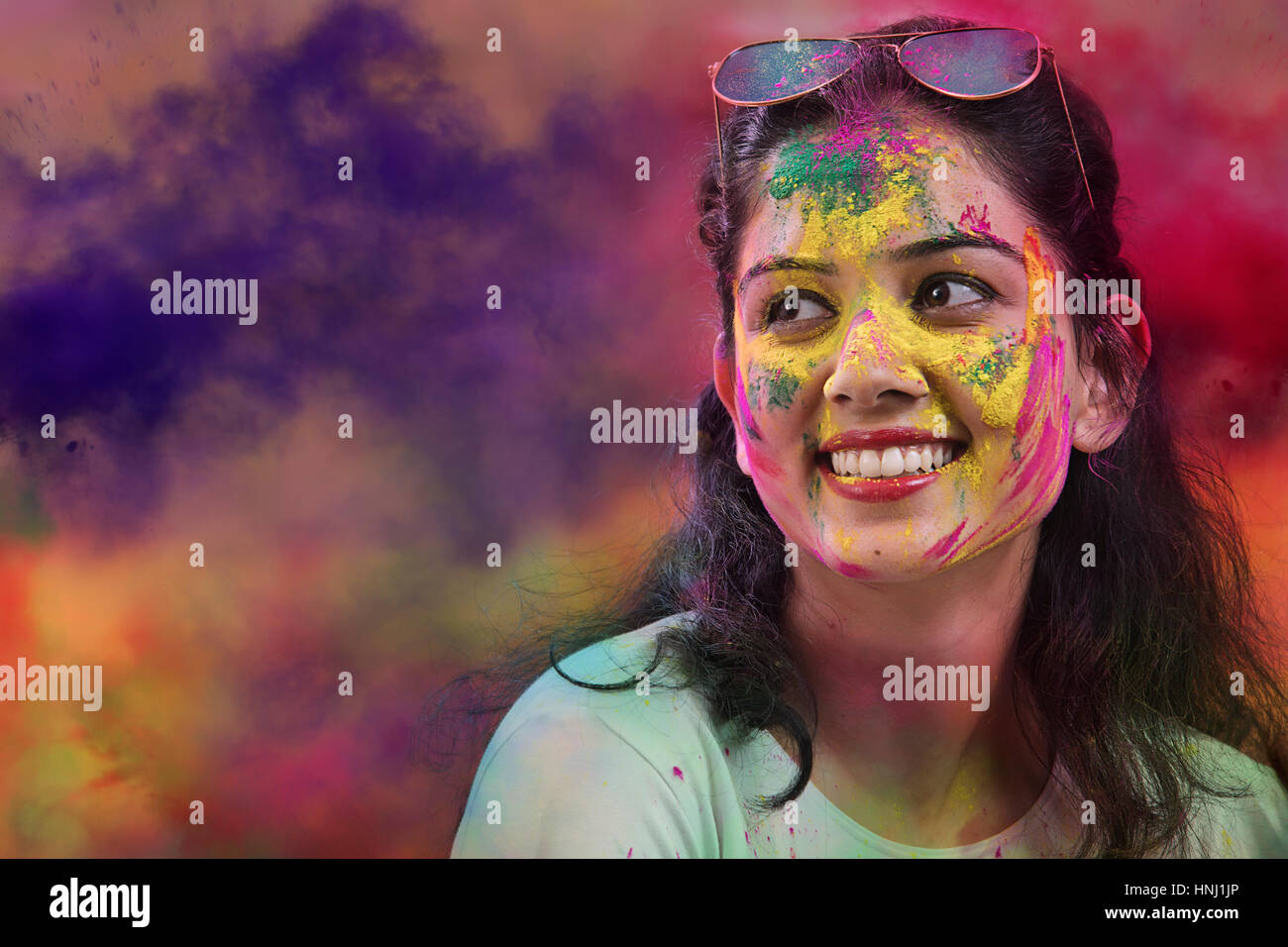 Porträt eines indischen Mädchen auf Holi festival Stockfoto