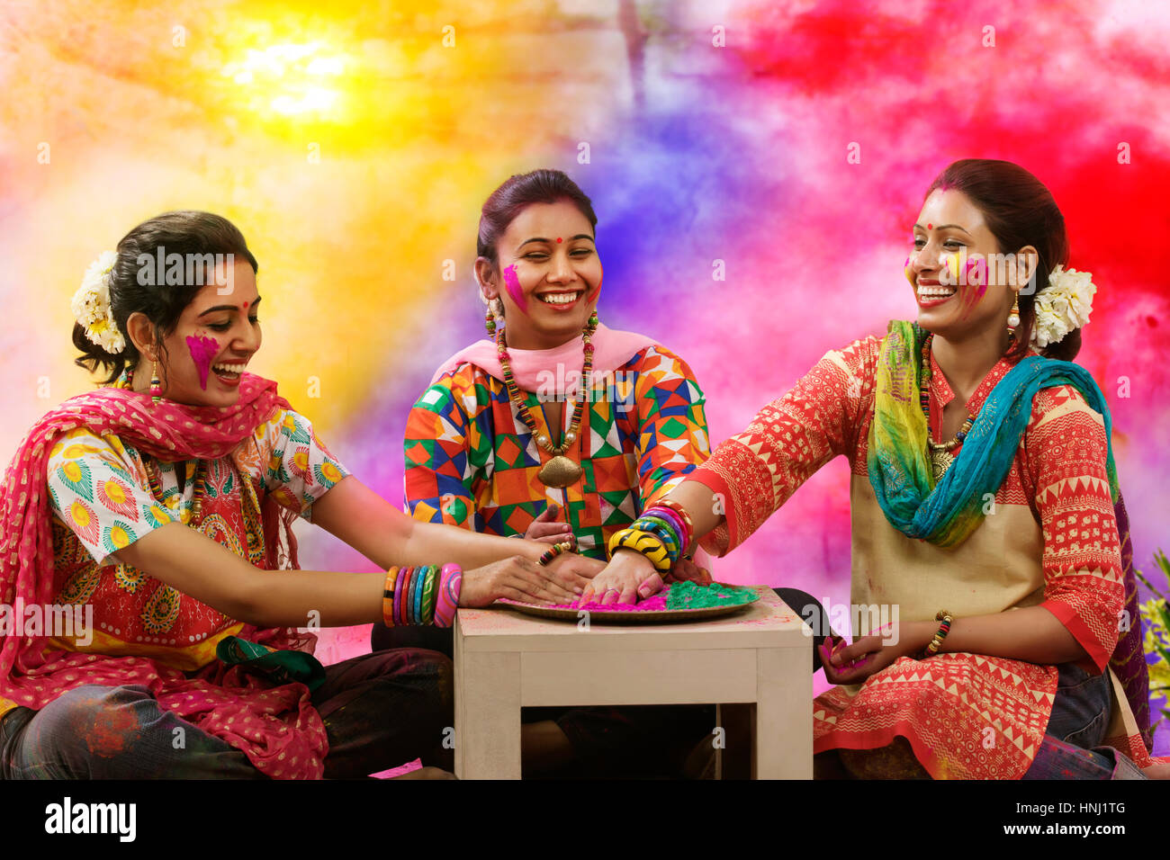 Drei Mädchen im Teenageralter indische feiern Holi-Fest mit traditionellen Trachten und Schmuck Stockfoto