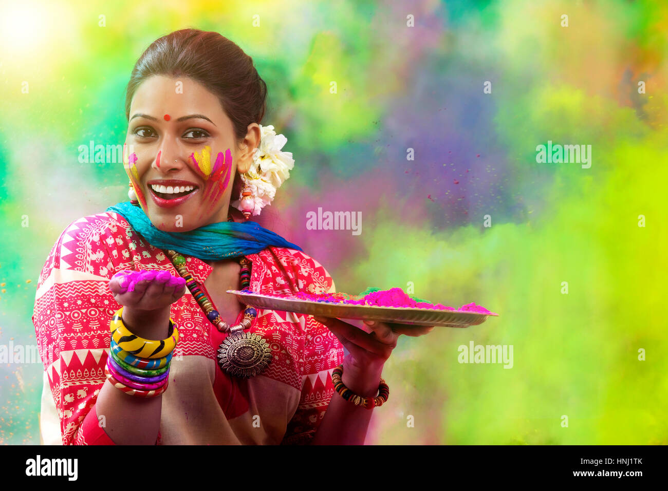 Porträt eines indischen Mädchens feiern Holi-Fest mit traditionellen Trachten und Schmuck Stockfoto