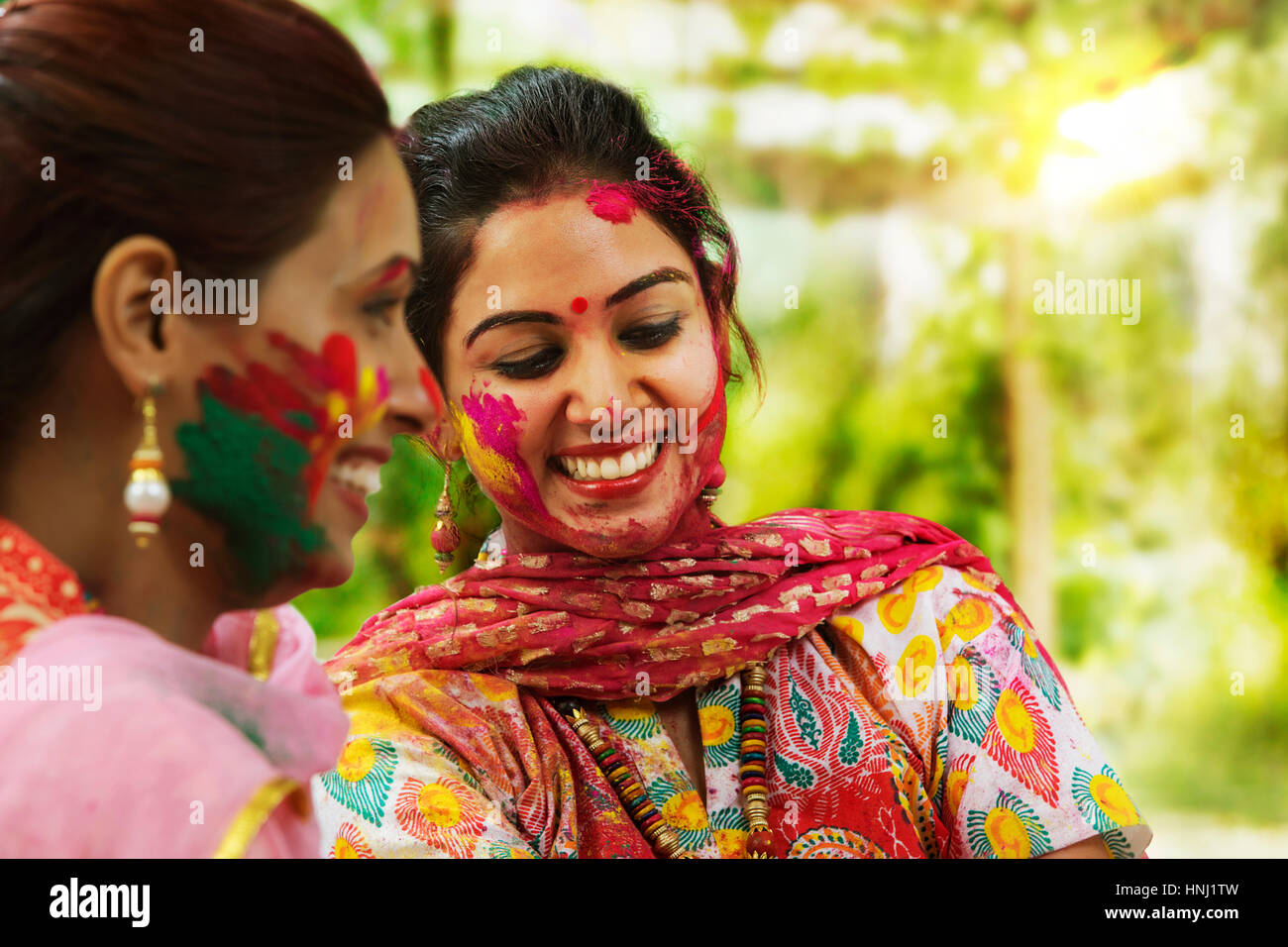 Zwei Mädchen im Teenageralter indische feiern Holi-Fest mit traditionellen Trachten und Schmuck Stockfoto