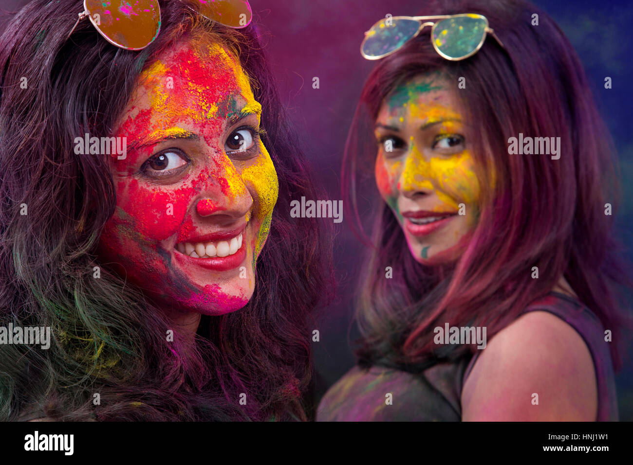 Porträt von zwei Mädchen im Teenageralter indische feiern Holi-Fest Stockfoto