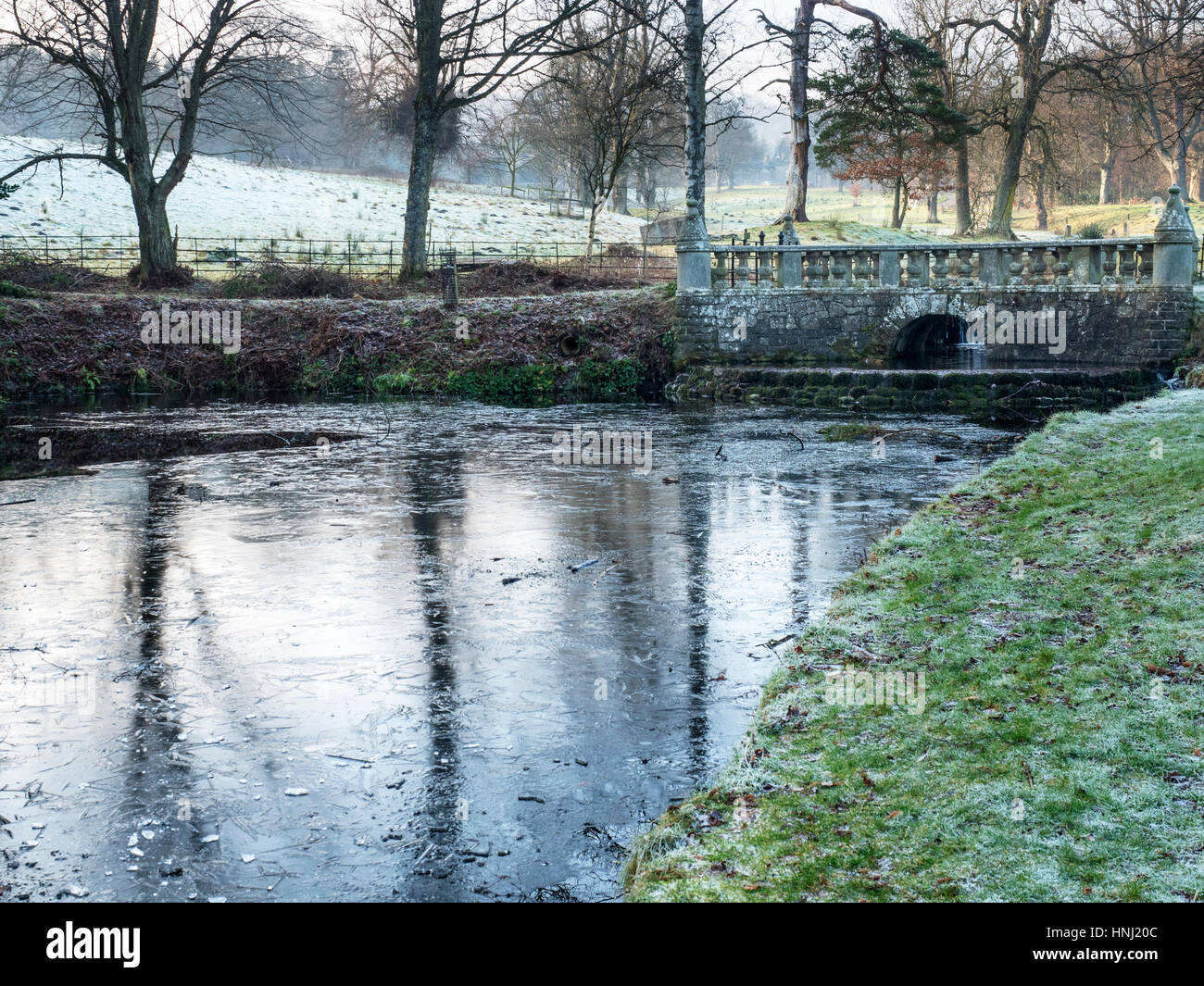Gefrorenen Fisch-Teich und Brücke auf dem Falkland-Anwesen in der Nähe von Falkland Fife Schottland Stockfoto