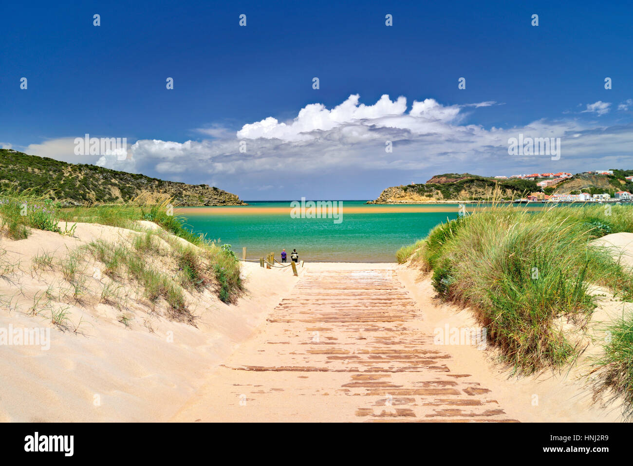 Portugal: Weg und Blick auf sand Strand Praia da Concha de Sao Martinho do Porto Stockfoto