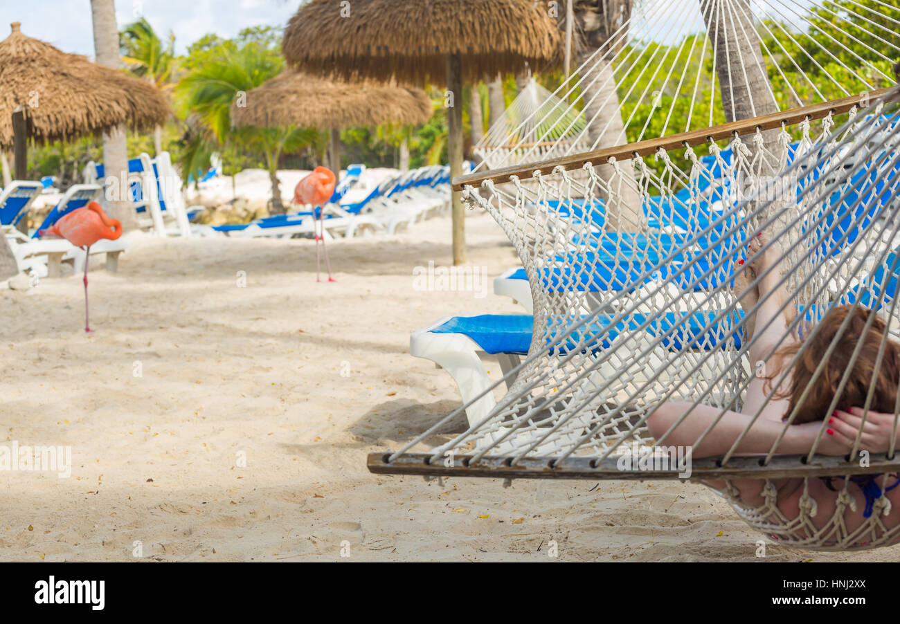 Frau mit Hut in einer Hängematte am Karibik-Strand. Aruba-Insel Stockfoto