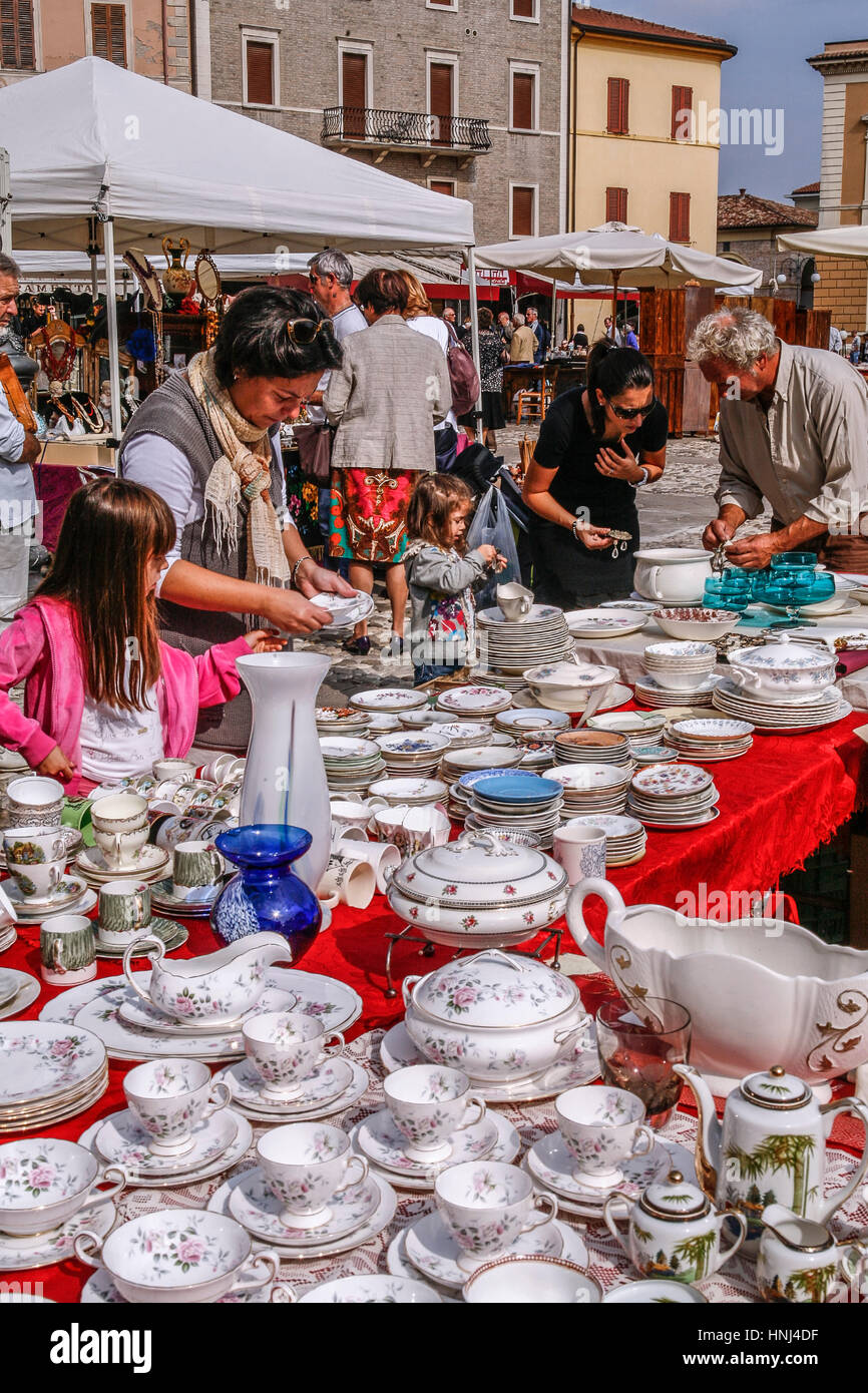 Italien Emilia Romagna Santarcangelo di Romagna: Antiquitätenmarkt "La Casa del Tempo": Vase, Keramik, Stockfoto