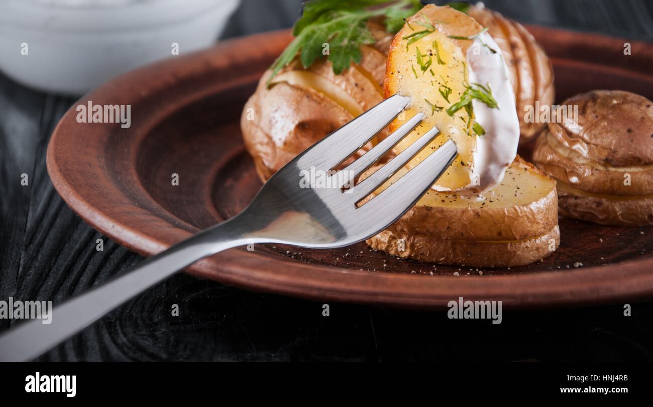 Kartoffeln mit Salz, Pfeffer und Kreuzkümmel-Sauce. Gebratene Kartoffelecken knusprig lecker. Stockfoto