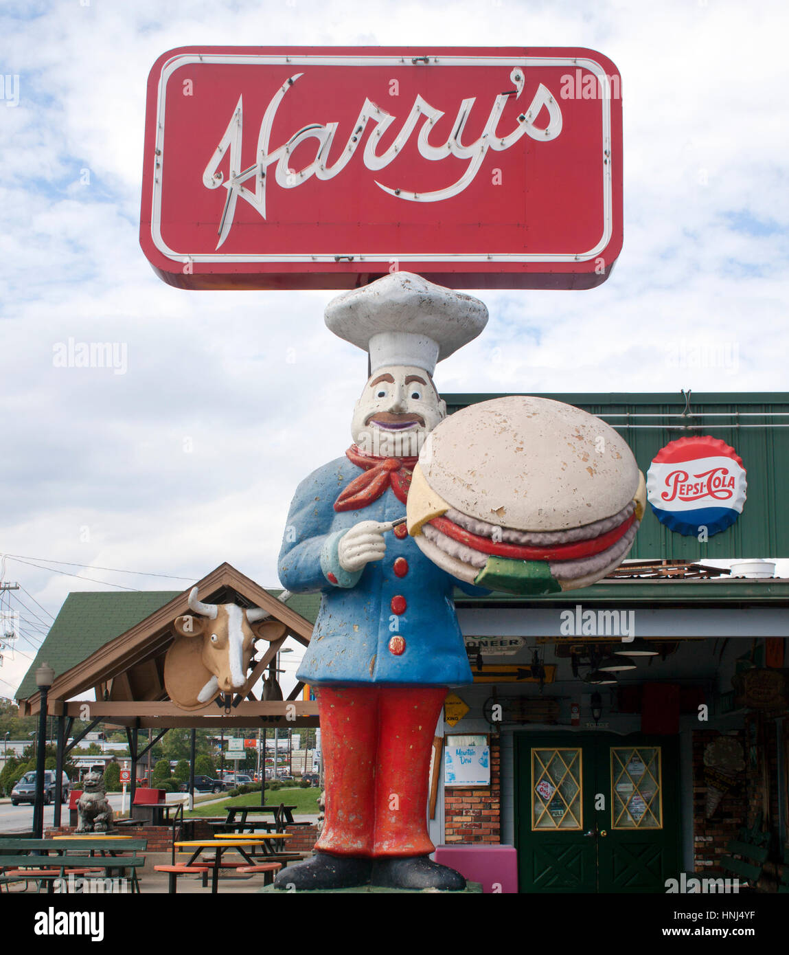 Harry’s Grill & Piggy’s Ice in Hendersonville, NC, ist ein skurriles Restaurant am Straßenrand mit Vintage-Schildern, Statuen und nostalgischem Americana-Charme. Stockfoto