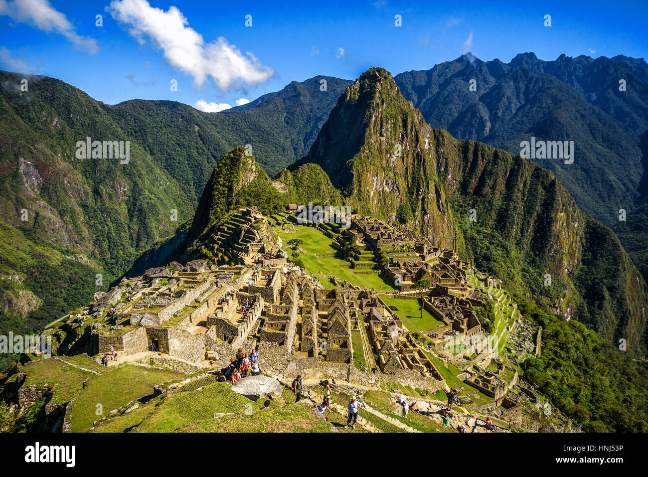 Blick auf die verlorene Inka-Stadt Machu Picchu in der Nähe von Cusco, Peru. Machu Picchu ist eine peruanische historische Heiligtum. Im Vordergrund sind Menschen zu sehen. Stockfoto