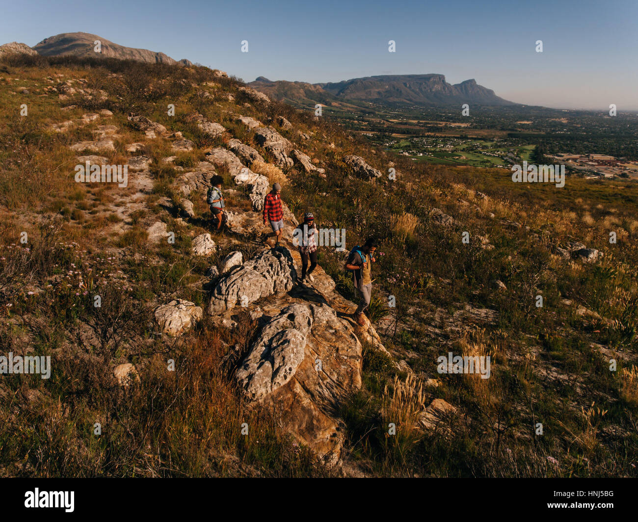 Luftaufnahme des Jugendlichen durch extremen Gelände in Landschaft. Gruppe von Freunden in den Bergen wandern. Stockfoto