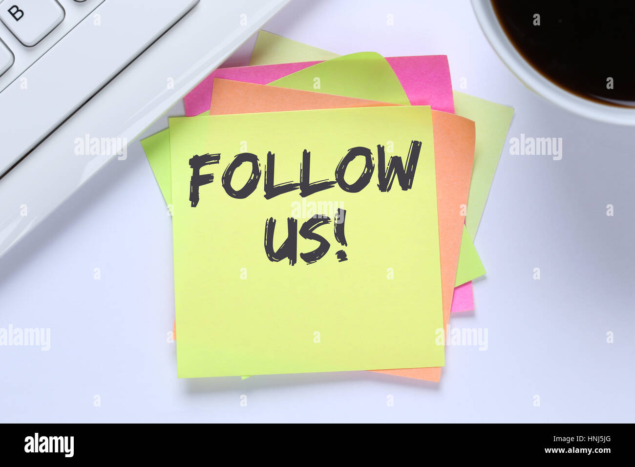 Folgen Sie uns Anhänger Anhänger Fans mag social networking Business Media internet Schreibtisch computer Tastatur Stockfoto
