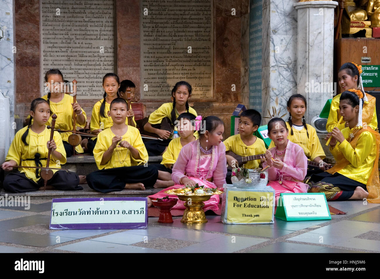 Gruppe von Thai Kinder Musiker spielen traditionellen Musik in Band zu sammeln Geld für Bildung, Chiang Mai, Thailand, Südostasien Stockfoto