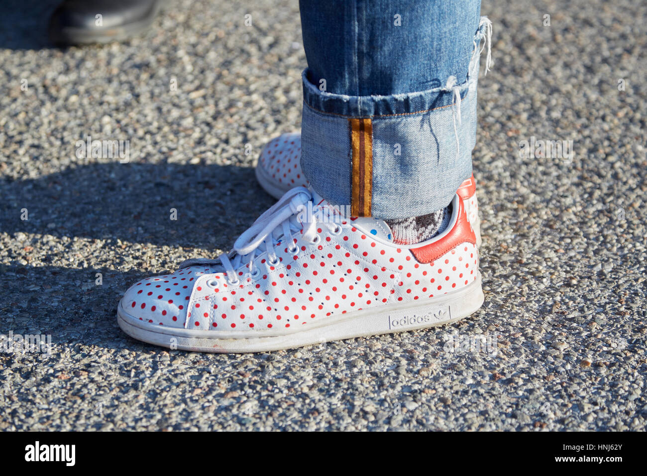 Mailand - Januar 15: Mann mit weißen Adidas-Schuhe mit roten Punkten und  blaue Jeans vor Dirk Bikkembergs Mode-Show, Milan Fashion Week Streetstyle  auf Stockfotografie - Alamy