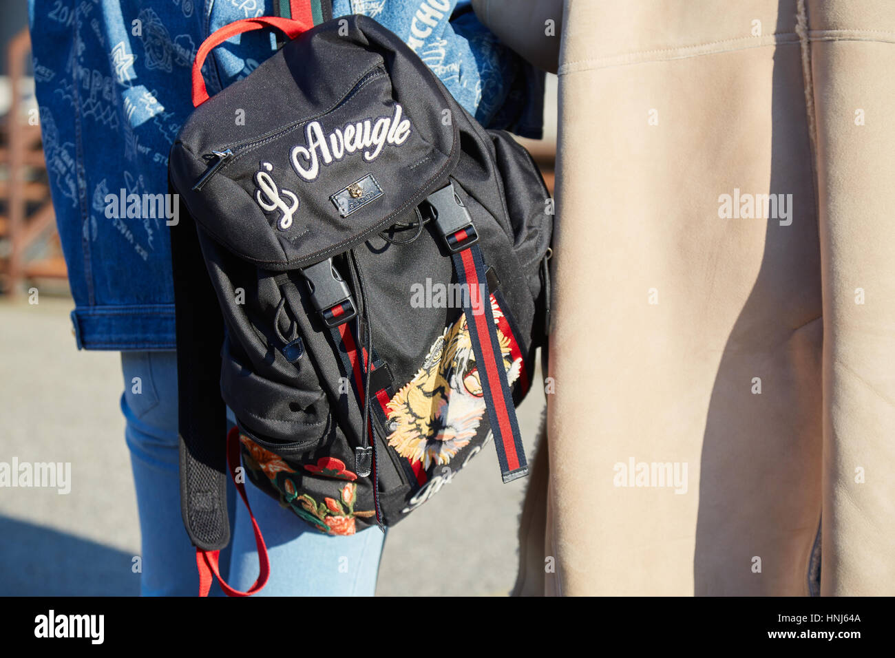 Mailand - Januar 15: Mann mit schwarzen und roten Gucci Rucksack mit Tiger  vor Dirk Bikkembergs Modenschau, Milan Fashion Week Streetstyle am Januar  Stockfotografie - Alamy