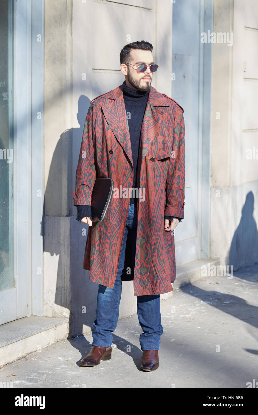 Mailand - Januar 16: Mann mit dunklen roten Trenchcoat mit abstrakten Design bevor Wood Wood Modenschau, Milan Fashion Week Streetstyle am 16. Januar 2 Stockfoto