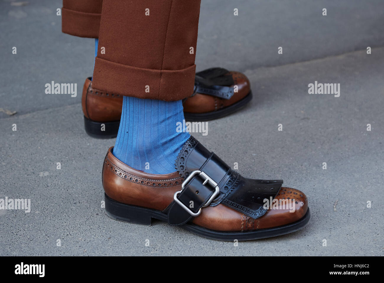 Mailand - Januar 16: Frau mit braunen und schwarzen Leder-Schuhe und Socken vor Cedric Charlier Modenschau, Milan Fashion Week Streetstyle auf Ja Stockfoto