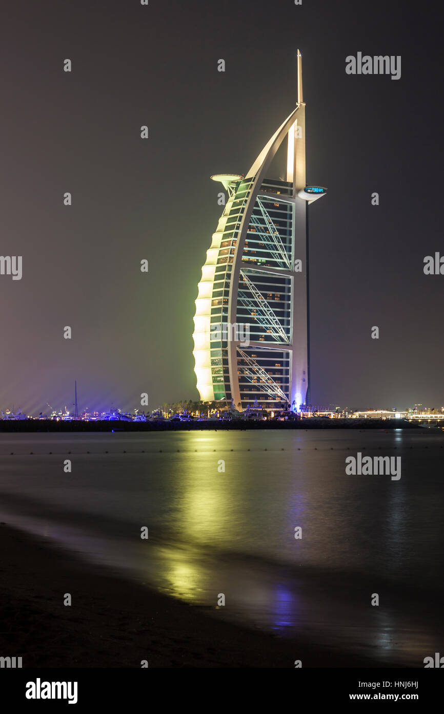 DUBAI, Vereinigte Arabische Emirate - 7. Dezember 2016: Luxus Hotel Burj al Arab bei Nacht beleuchtet. Dubai, Vereinigte Arabische Emirate, Naher Osten Stockfoto