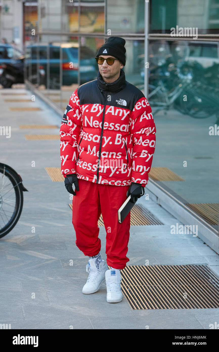 Mann mit The North Face rote Jacke und Hose vor Emporio Armani-Modenschau, Milan Fashion Week Streetstyle am Januar Stockfoto
